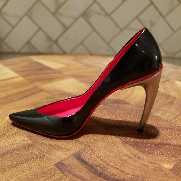 Just the Right Shoe, Love Hurts 25176, 2002 - Picture 8 of 10